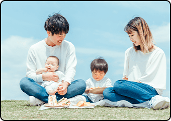 公園で寛ぐ家族